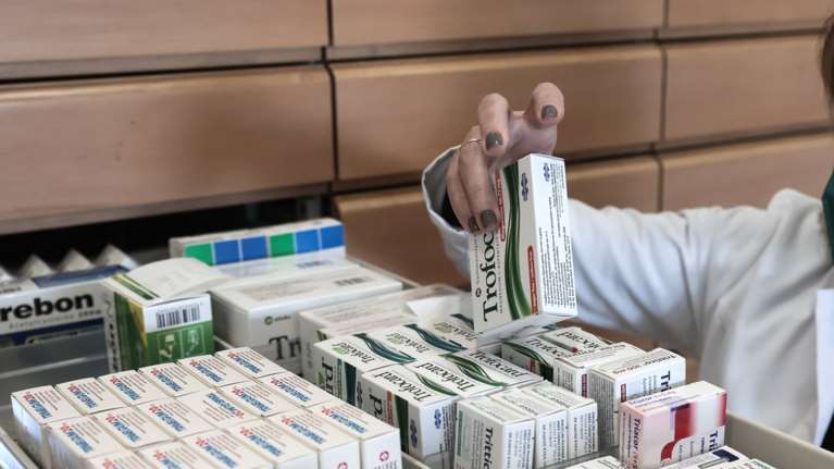 Διευκρινίσεις Καρποδίνη (ΕΟΠΥΥ) για κατ’ οίκον διανομή φαρμάκων - Πώς θα λειτουργεί, ποιους αφορά