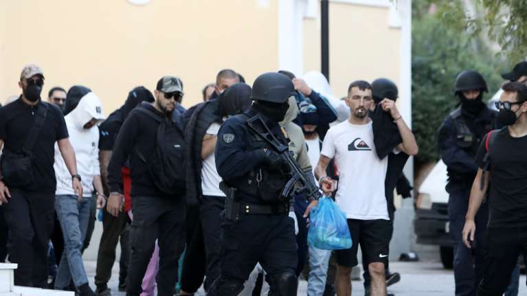 Ληστές με τα καλάσνικοφ: Τα &quot;πρωτοπαλίκαρα&quot; του Εσκο, ο Αλέξανδρος και η &quot;Πιπίλα&quot; - Οι διάλογοι, τα όπλα και οι βιασμοί