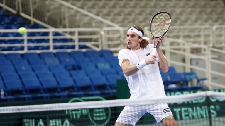 Η μητέρα του Τσιτσιπά αποκαλύπτει: Υπήρχαν παιδιά στο σχολείο που τον έδερναν - Με τον  Απόστολο δεν είχαν τόσο καλή σχέση