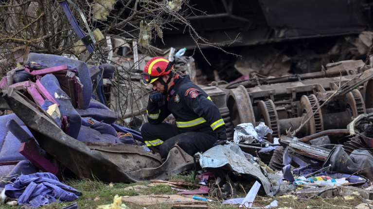 Σύγκρουση τρένων στα Τέμπη: 44 οι νεκροί, εκτιμήσεις ότι θα φτάσουν τους 55 - Ανθρώπινα μέλη σε σάκους