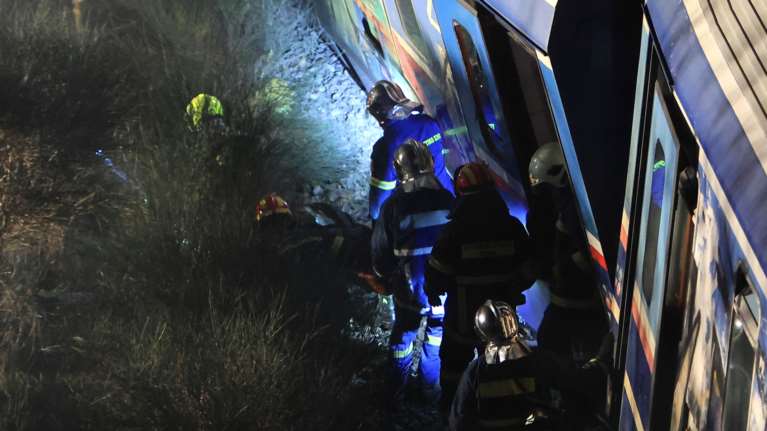 Τραγωδία στα Τέμπη: Συγκλονίζει 20χρονος επιβάτης - &quot;Βγαίνοντας είδα μια γυναίκα ακρωτηριασμένη&quot;