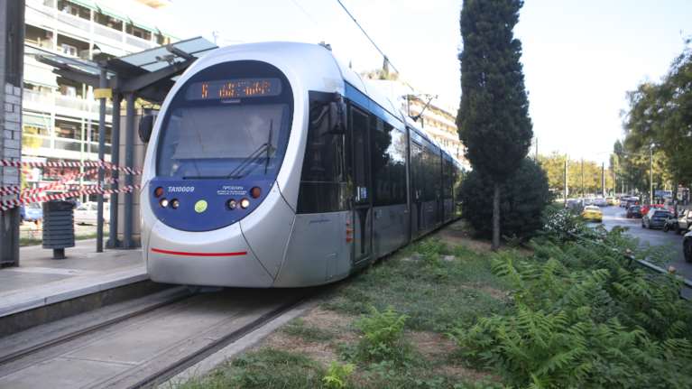 Γλυφάδα: Ένας τραυματίας από τη σύγκρουση τραμ με μηχανάκι