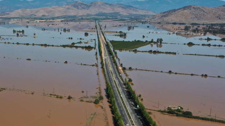 Παραμένει κλειστή η Εθνική Οδός Αθήνας - Θεσσαλονίκης - Προβλήματα σε σιδηροδρομικό και οδικό δίκτυο [βίντεο]