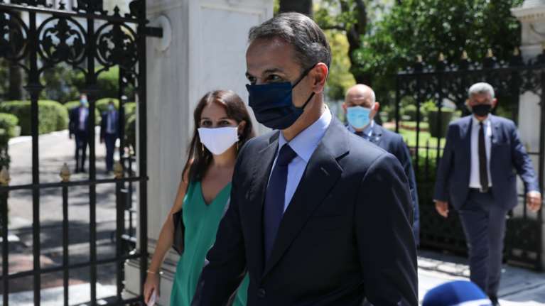 Παρατήρηση Μητσοτάκη σε δημοσιογράφο: "Γιατί δεν φοράς μάσκα;" [Βίντεο]