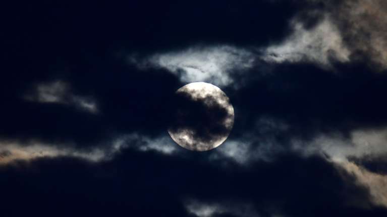 Πανσέληνος Φεβρουαρίου 2025: Πότε θα δούμε στον ουρανό το &quot;Φεγγάρι του Χιονιού&quot;