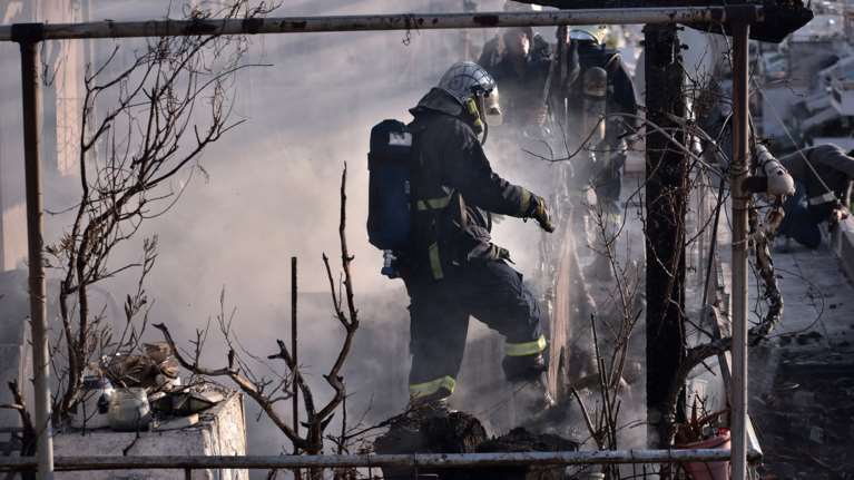 Φωτιά σε δώμα πολυκατοικίας στα Εξάρχεια [Εικόνες - Βίντεο]