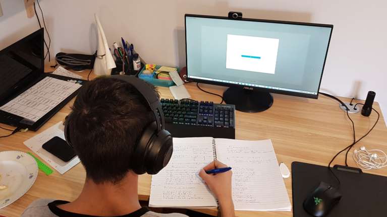 Πρεμιέρα για την τηλεκπαίδευση σε δημοτικά και νηπιαγωγεία