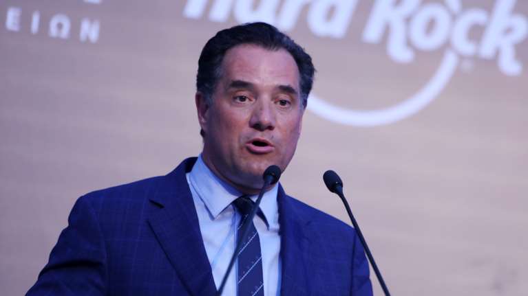 Ο Αδωνις Γεωργιάδης εμφανίστηκε μαυρισμένος και με μούσι σε τηλεοπτική εκπομπή [εικόνες]