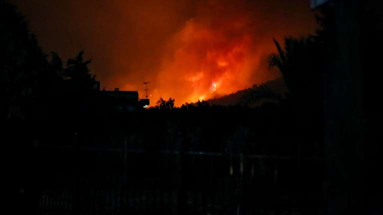 Σε ύφεση και χωρίς ενεργό μέτωπο η πυρκαγιά στη Βάρης-Κορωπίου - Διάσπαρτες εστίες στην Αργολίδα