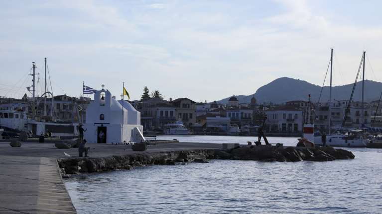 Αυτοκτονία 14χρονου στην Αίγινα: &quot;Να σταθούμε δίπλα στα παιδιά μας&quot; ζητά ο Δήμος - Ψυχολογική στήριξη στην οικογένεια