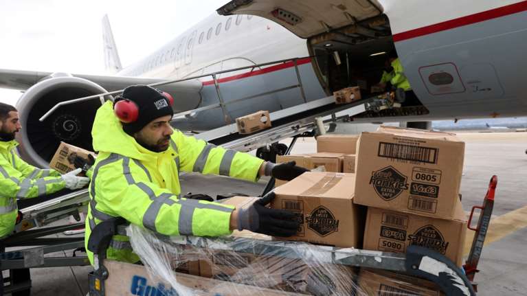 Κατσανιώτης: Τεράστια η ανταπόκριση για ανθρωπιστική βοήθεια - Το πρώτο &quot;κύμα&quot; αναχωρεί έως την Τετάρτη