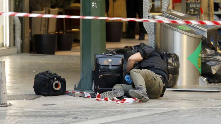 Λήξη συναγερμού στο Σύνταγμα: Εντοπίστηκε βαλίτσα με ύποπτο περιεχόμενο - Τελικά περιείχε χαρτόκουτα