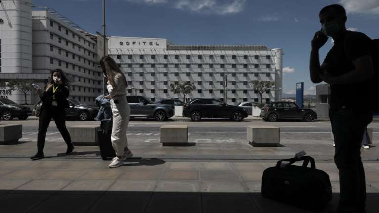 Μπάρες με χρέωση στο &quot;Ελ. Βενιζέλος&quot;: Θα κοστίζει πλέον η καθυστέρηση στους χώρους πρόσβασης αφίξεων - αναχωρήσεων