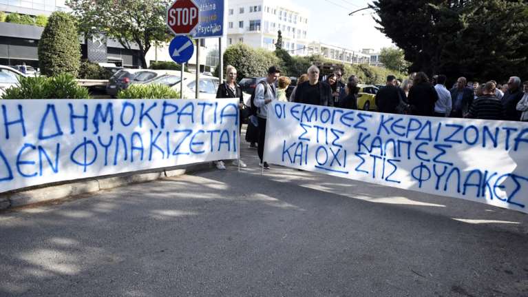 Φιλοθέη: Συγκέντρωση διαμαρτυρίες στην αλβανική πρεσβεία για την προφυλάκιση του Φρέντι Μπελέρη [Εικόνες]