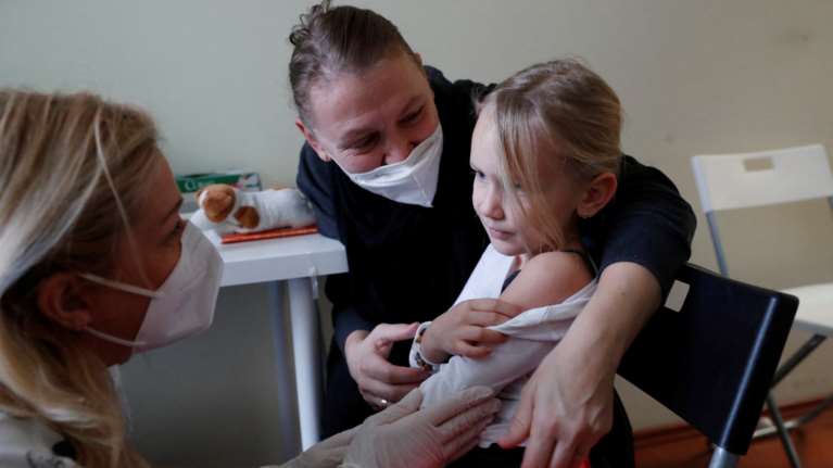 Γερμανία: Παιδιά 5 έως 11 ετών εμβολιάστηκαν κατά λάθος με δόση για ενηλίκους - Τι λένε οι ειδικοί