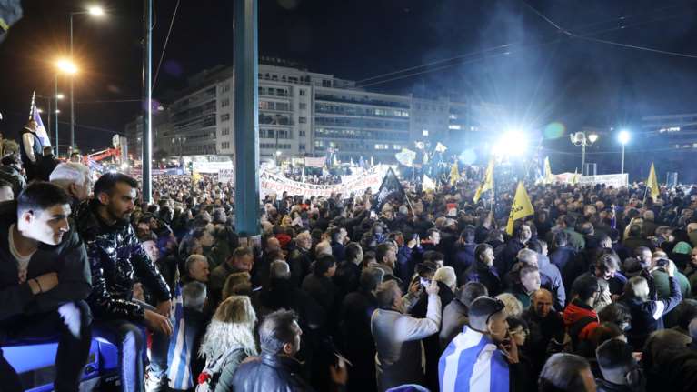 Σύνταγμα: Αγρότης λιποθύμισε στο συλλαλητήριο - Τον παρέλαβε ασθενοφόρο