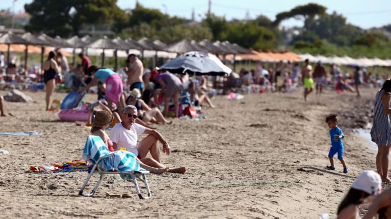 &quot;Βούλιαξαν&quot; οι παραλίες της Αττικής - Αποστάσεις κρατούν οι λουόμενοι (εικόνες, βίντεο)