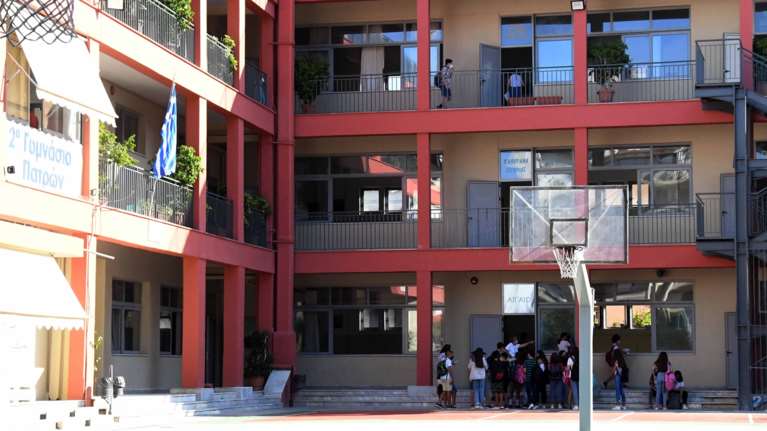 Αδιανόητο: Ανήλικοι μπήκαν σε σχολείο στο Αιγάλεω με κουζινομάχαιρα