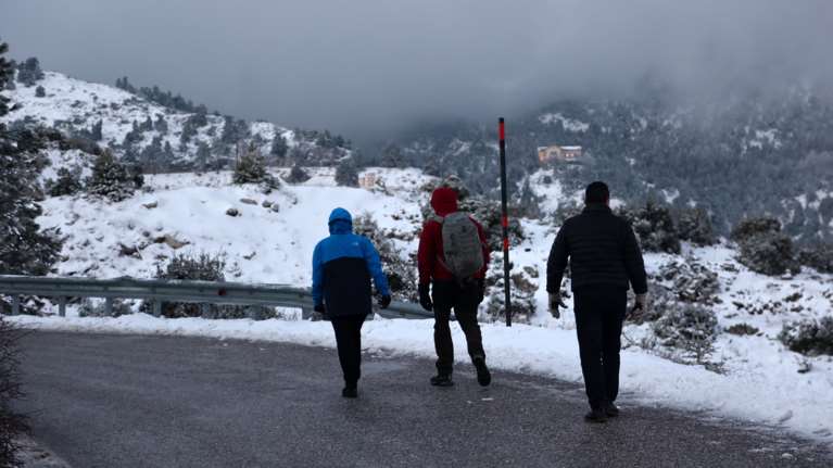 Σώοι οι οδηγοί που αγνόησαν την απαγόρευση και εγκλωβίστηκαν στα χιόνια στην Πάρνηθα– Αλλά έπεσε πρόστιμο