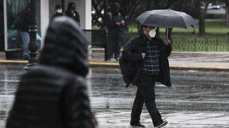 &quot;Γυρίζει&quot; ο καιρός: Φέρνει βροχές και καταιγίδες από Δευτέρα - Η πρόβλεψη για Αθήνα και Θεσσαλονίκη
