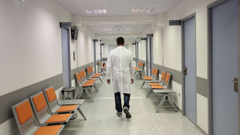 Τα νησιά θα γεμίσουν κόσμο το Πάσχα, αλλά τα Κέντρα Υγείας υπολειτουργούν- Τα στοιχεία για γιατρούς και νοσηλευτές της ΠΟΕΔΗΝ