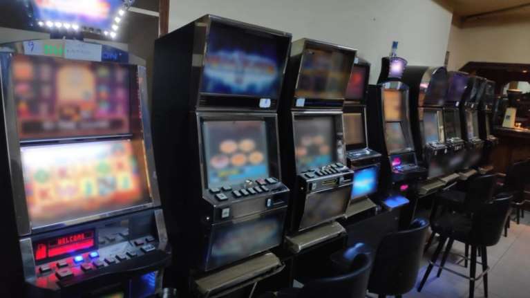 Παράνομο καζίνο με "φρουτάκια" σε μαγαζί της Αττικής - Τρεις συλλήψεις [Βίντεο]