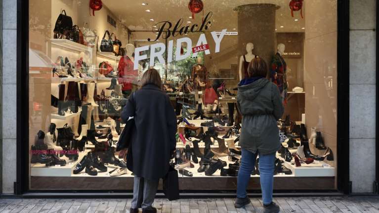 &quot;Black Friday&quot;: Κορυφώνονται οι προσφορές - Τι να προσέξουν οι καταναλωτές