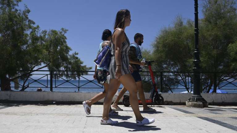 Καιρός: Ανεβαίνει η θερμοκρασία, υποχωρούν οι ισχυροί άνεμοι - Πού θα έχει 40άρια