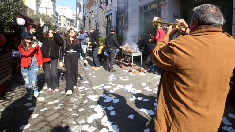 Σε ρυθμούς Τσικνοπέμπτης τα Λαδάδικα στη Θεσσαλονίκη - Δείτε εικόνες και βίντεο