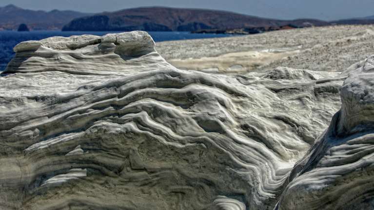Την Πολεοδομία Μήλου &quot;δείχνει&quot; το Υπουργείο Τουρισμού για το σκάνδαλο με το ξενοδοχείο στο Σαρακήνικο
