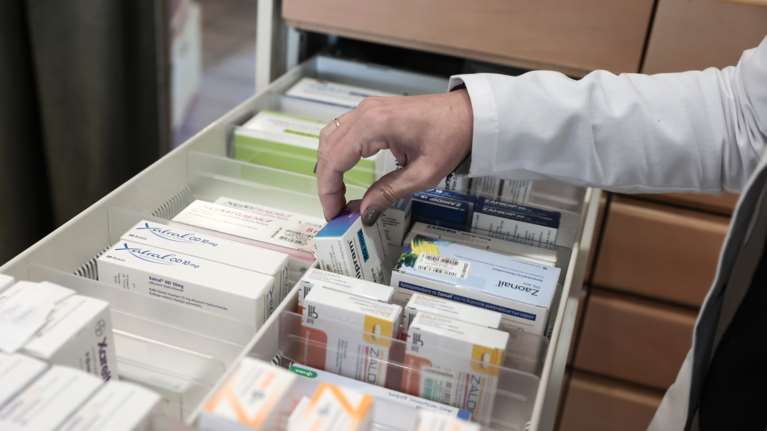 Τεχνητές ελλείψεις φαρμάκων: Οι εκβιαστικές τακτικές των πολυεθνικών και το παιχνίδι τιμών