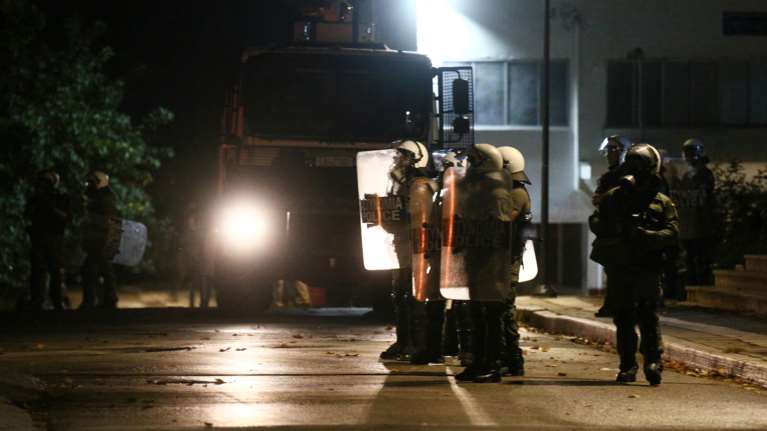 Ένταση στο ΑΠΘ: Επίθεση με μολότοφ σε διμοιρία των ΜΑΤ τα ξημερώματα