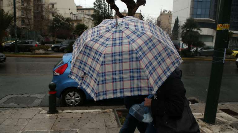 Επιμένουν οι βροχές και σήμερα, αλλά παραμένει ψηλά η θερμοκρασία - Νέο έκτακτο δελτίο της ΕΜΥ