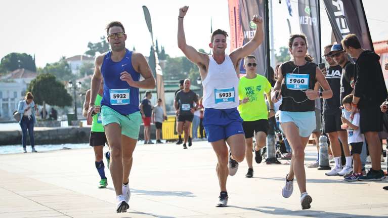 Στέφανος Κασσελάκης: Έτρεξε με τον Τάιλερ στο Spetses Mini Marathon – Δεν μίλησε στους δημοσιογράφους [βίντεο]