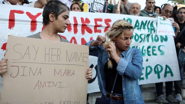 Διαδήλωση για τη Μαχσά Αμινί στο κέντρο της Αθήνας - Γυναίκες φώναξαν συνθήματα και έκοψαν τα μαλλιά τους [εικόνες]