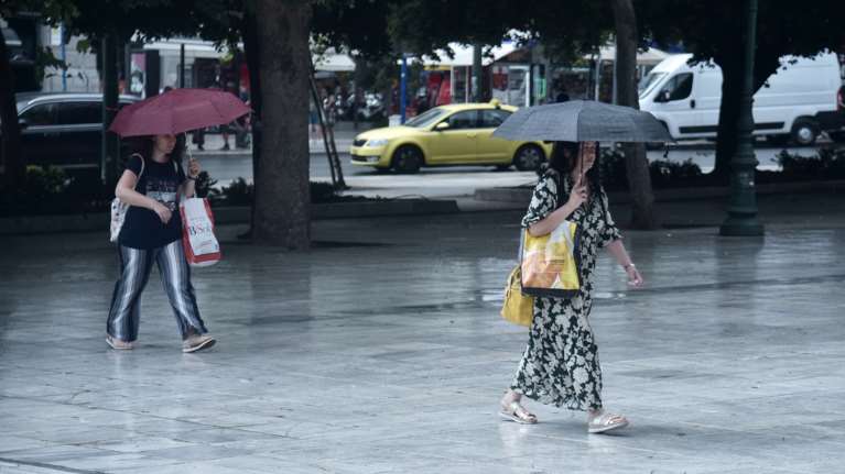 Αστατος ο καιρός σήμερα: Πέφτει η θερμοκρασία - Σε ποιες περιοχές θα σημειωθούν βροχές