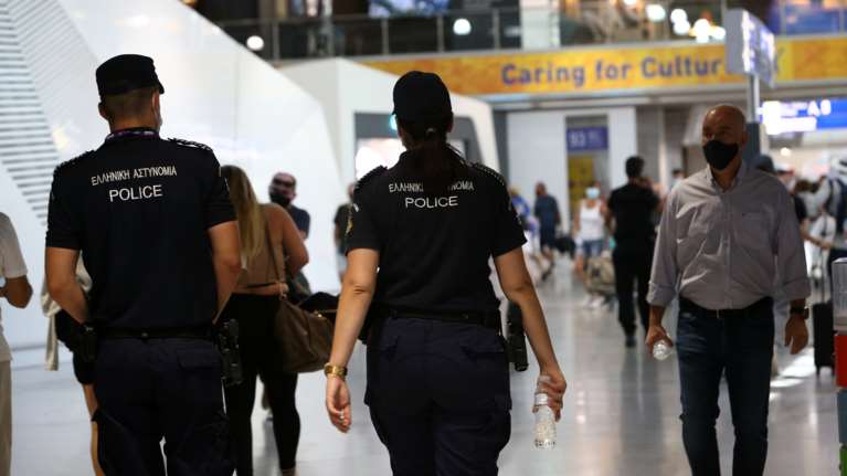 Συνελήφθη 51χρονη στο &quot;Ελ. Βενιζέλος&quot; - Προσπάθησε να &quot;περάσει&quot; 43 κιλά κάνναβη στις βαλίτσες της