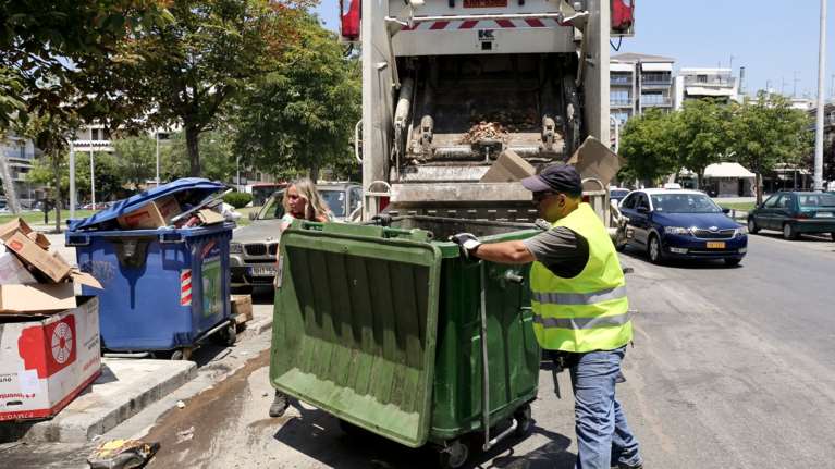 Αχαρνές: Επίθεση με πέτρα σε υπάλληλο απορριμματοφόρου - Μεταφέρθηκε στο ΚΑΤ