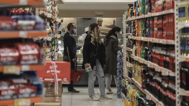 Καλάθι του νοικοκυριού: Οι βιομήχανοι τροφίμων δεσμεύτηκαν να συμβάλουν στην προσπάθεια συγκράτησης των τιμών