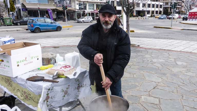 Πολυχρονόπουλος: Πρώην εθελοντής καταγγέλλει απειλές εναντίον του - Είχε αποκαλύψει τα έξοδα 7.500€ στα μπουζούκια [βίντεο]