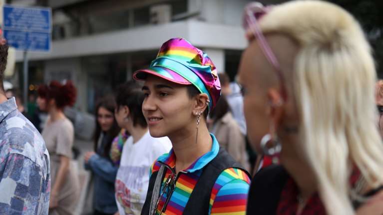 Πάτρα: &quot;Είμαι έξω κι απολαμβάνω το μπανάκι μου&quot; - Διαψεύδει ο πατέρας του 15χρονου τον ξυλοδαρμό του επειδή είναι gay