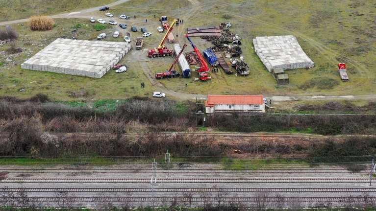 Τέμπη: Ο δικηγόρος Μαρακάκης αποκαλύπτει ότι τρία 24ωρα μετά την τραγωδία, χώμα από το σημείο μεταφέρθηκε σε ιδιωτικό οικόπεδο