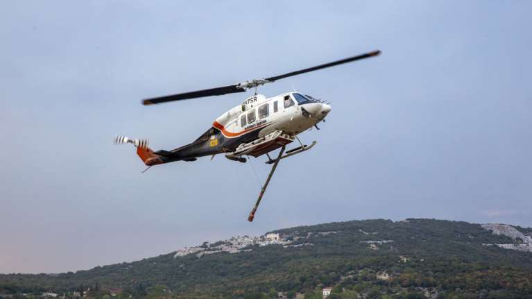 Φωτιά στον Άγιο Στέφανο Λακωνίας: Μήνυμα "112" στους κατοίκους - Σηκώθηκαν πέντε εναέρια μέσα