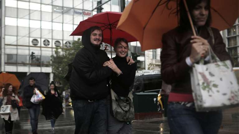 Η αφρικανική σκόνη έφυγε, οι βροχές έρχονται - Τι λένε οι μετεωρολόγοι για τον καιρό ανήμερα το Πάσχα