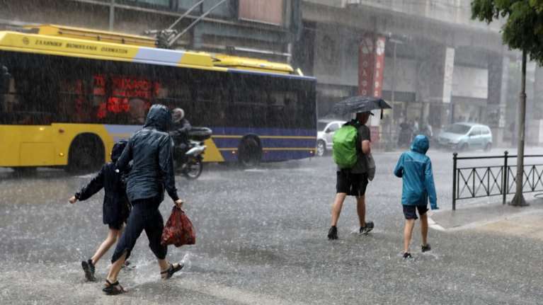 Κακοκαιρία: Ισχυρή καταιγίδα χτύπησε την Αττική, με βροντές, κεραυνούς και διακοπές ρεύματος