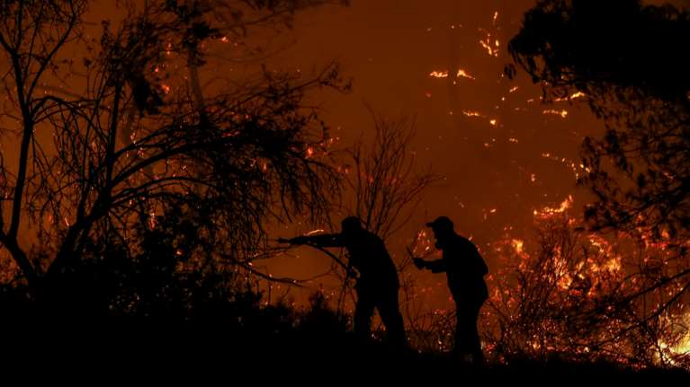 Ολονύκτια μάχη με τη φωτιά στην Εύβοια: Νέο μέτωπο έξω από τον Κρεμαστό - Τραυματίστηκε πυροσβέστης