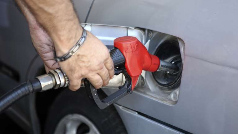 Γιατί οι οδηγοί θα πληρώσουν τον πρώτο &quot;λογαριασμό&quot; του πολέμου Ισραήλ - Ιράν: Ανησυχία για τις τιμές των καυσίμων