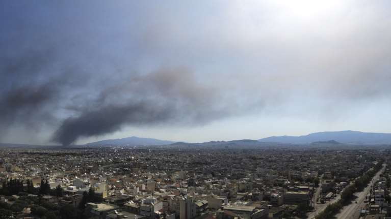 Μεταμόρφωση: Η φωτιά συνεχίζει να απελευθερώνει επικίνδυνα αερολύματα στην Αθήνα, λέει το Εθνικό Αστεροσκοπείο [Βίντεο]