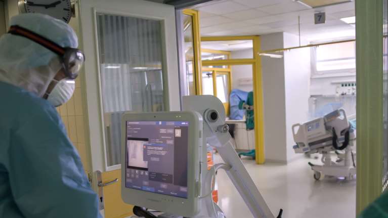 Κορονοϊός: Νέο σοκ με 101 νεκρούς και 562 διασωληνωμένους - 2.135 κρούσματα σε μια μέρα