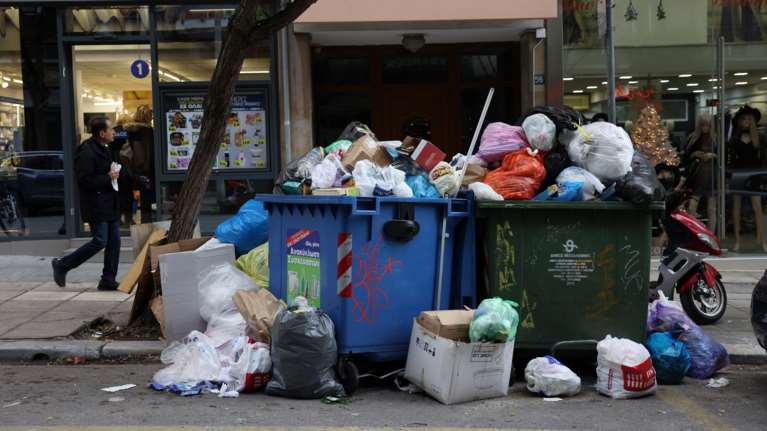 Θεσσαλονίκη: Λόφοι σκουπιδιών στους δρόμους της πόλης - Αποχή των εργαζομένων στην καθαριότητα
